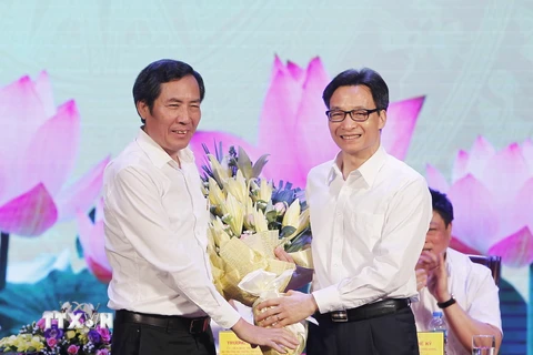 Phó Thủ tướng Vũ Đức Đam (bên phải) tặng hoa Chủ tịch Hội Nhà báo Việt Nam Thuận Hữu, chúc mừng những người làm báo trên cả nước. (Ảnh: Lâm Khánh/TTXVN)