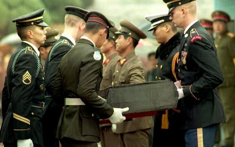 Một bộ hài cốt được Triều Tiên trao trả cho Mỹ năm 1993. (Nguồn: AFP)