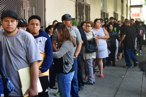 Người nhập cư xếp hàng bên ngoài một văn phòng tư vấn về quyền nhập cư tại Los Angeles, Mỹ ngày 30/9/2017. (Ảnh: AFP/TTXVN)