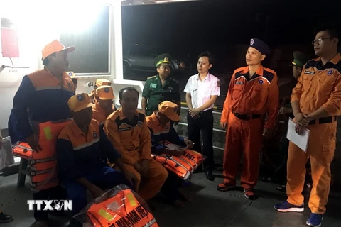 Lãnh đạo Trung tâm Phối hợp tìm kiếm cứu nạn hàng hải Việt Nam thăm hỏi, động viên các ngư dân bị nạn sau khi lên bờ an toàn. (Ảnh: Tá Chuyên/TTXVN)