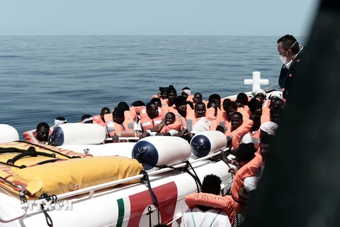Người di cư trên tàu cứu hộ ở Địa Trung Hải ngày 12/6. (Nguồn: EPA/TTXVN)