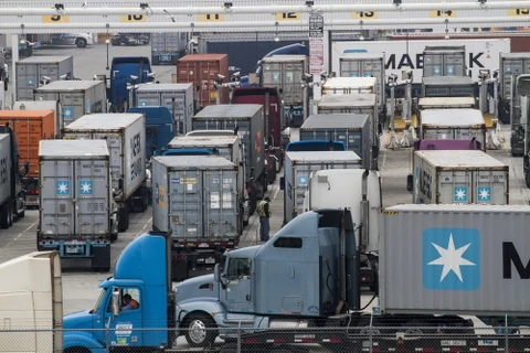 Vận chuyển hàng hóa tại cảng container ở Los Angeles, California, Mỹ. (Nguồn: THX/TTXVN)