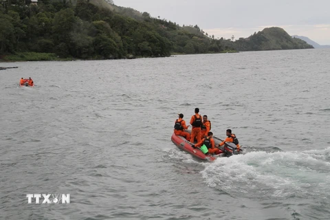 Nhân viên cứu hộ tìm kiếm nạn nhân mất tích trong vụ chìm tàu trên Hồ Toba ngày 18/6. (Ảnh: AFP/TTXVN)