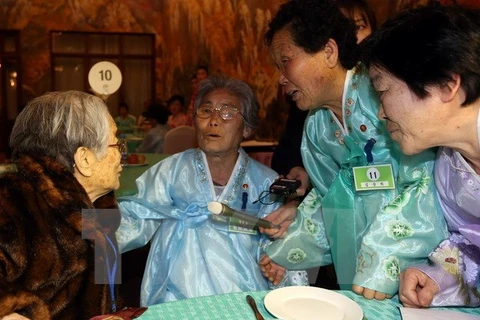 Cụ bà Hàn Quốc 96 tuổi (trái) gặp lại người thân ở Triều Tiên tại Kumgang. (Nguồn: Yonhap/TTXVN) 