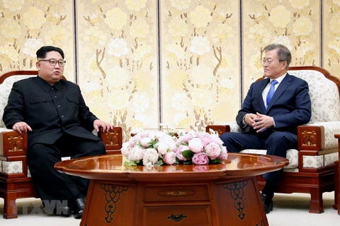 Nhà lãnh đạo Triều Tiên Kim Jong-un (trái) và Tổng thống Hàn Quốc Moon Jae-in tại cuộc gặp ở làng đình chiến Panmunjeom ngày 27/4. (Nguồn: Yonhap/TTXVN) 
