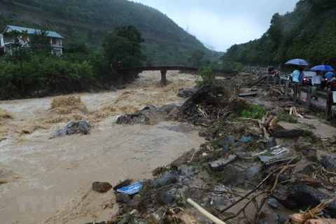 Đường Quốc lộ 4D Lai Châu-Lào Cai đoạn qua bản Chu Va 12, xã Sơn Bình, huyện Tam Đường bị hư hỏng nặng. (Ảnh: Quý Trung/TTXVN)