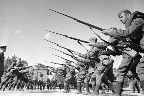 Trung đoàn Voroshilov Hồng quân luyện tập khẩn trương hồi tháng 8/1941 sau khi Phátxít Đức tấn công Liên Xô. (Nguồn: tumblr.com)