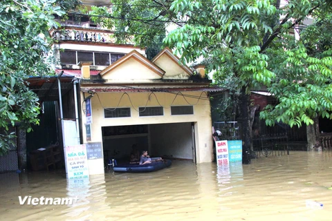 Nhiều ngôi nhà ở thành phố Hà Giang bị ngập chìm sâu trong biển nước. (Ảnh: Minh Tâm/Vietnam+)