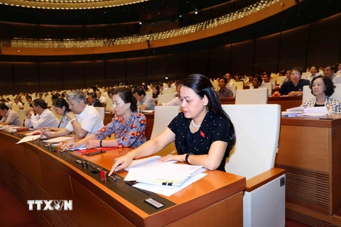 Đại biểu Quốc hội tỉnh Bắc Giang biểu quyết thông qua Nghị quyết về Chương trình xây dựng luật, pháp lệnh năm 2019, điều chỉnh Chương trình xây dựng luật, pháp lệnh năm 2018. (Ảnh: Phương Hoa/TTXVN)
