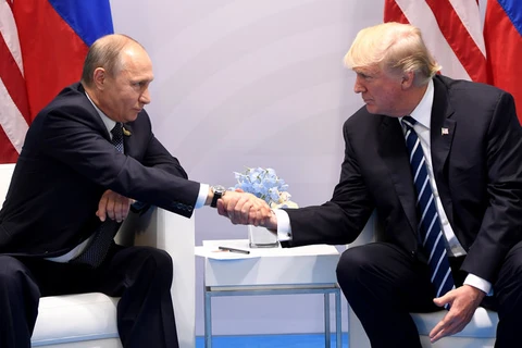 Tổng thống Mỹ Donald Trump (phải) và người đồng cấp Nga Vladimir Putin trong một cuộc gặp. (Nguồn: AFP)