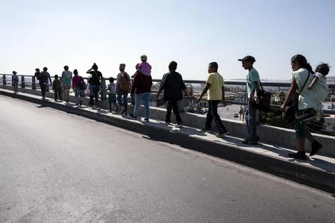 Người di cư di chuyển tới khu vực biên giới Mexico-Mỹ tại Tijuana, bang Baja California, Mexico ngày 28/4 vừa qua. (Ảnh: AFP/TTXVN)