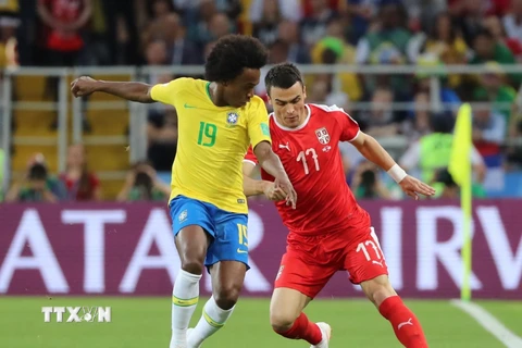 Pha tranh bóng giữa cầu thủ Brazil và Serbia. (Nguồn: THX/TTXVN)