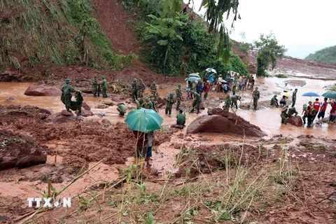 Các lực lượng quân đội và công an nỗ lực đào bới, tìm kiếm 4 nạn nhân bị mất tích tại khu vực sạt lở ở xã Noong Hẻo, huyện Sìn Hồ. (Ảnh: Quý Trung/TTXVN)