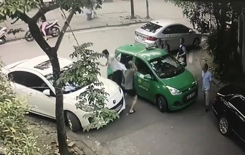 Hà Nội: Khởi tố vụ tài xế Mercedes đánh lái xe taxi Mai Linh