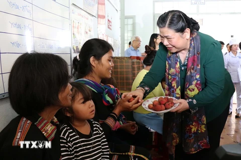 Phó Chủ tịch Quốc hội Tòng Thị Phóng thăm và tặng quà cho trẻ em xã Ayun, huyện Mang Yang. (Ảnh: Hoài Nam/TTXVN)