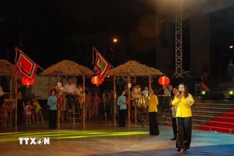 Đông đảo người dân và lãnh đạo tỉnh Quảng Trị tham gia hát bài chòi tại chương trình. (Ảnh: Thanh Thủy/TTXVN)