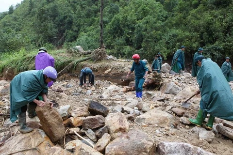 Tìm kiếm người mất tích do mưa lũ tại Lai Châu. (Nguồn: TTXVN)