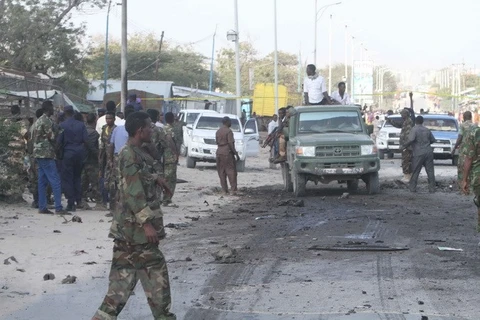 Binh sỹ Somalia làm nhiệm vụ tại hiện trường một vụ tấn công. (Nguồn: EPA/TTXVN)
