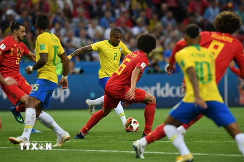 Tình huống tranh bóng giữa các cầu thủ Brazil và Bỉ. (Ảnh: THX/TTXVN)
