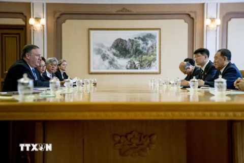 Ngoại trưởng Mỹ Mike Pompeo (trái) trong cuộc hội đàm với Phó Chủ tịch Đảng Lao động Triều Tiên Kim Yong-chol (phải) tại Bình Nhưỡng ngày 7/7. (Nguồn: AFP/TTXVN)
