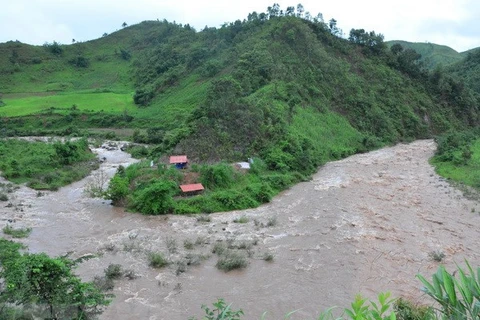 Nước sông dâng cao, chảy xiết ở con sông, suối chảy qua địa phận huyện Mường Nhé, Nậm Pồ (Điện Biên). (Ảnh: Văn Dũng/TTXVN) 