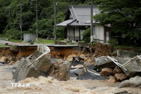 Nhiều tuyến đường bị sạt lở do mưa lớn tại tỉnh Hiroshima ngày 7/7. (Ảnh: EPA/EFE/TTXVN)