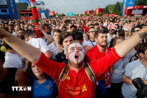 Niềm vui của các cổ động viên Anh sau khi đội nhà vào bán kết. (Ảnh: AFP/TTXVN)