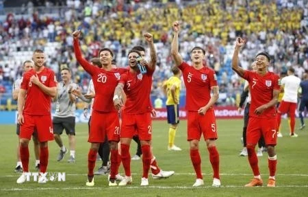 Các cầu thủ Anh ăn mừng chiến thắng. (Ảnh: Kyodo/TTXVN)