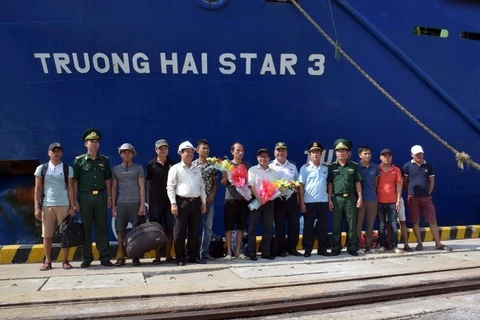 Các thuyền viên của tàu An Phú 868 được tàu Trường Hải Star 3 đưa về cảng Chu Lai an toàn. (Ảnh: TTXVN phát) 