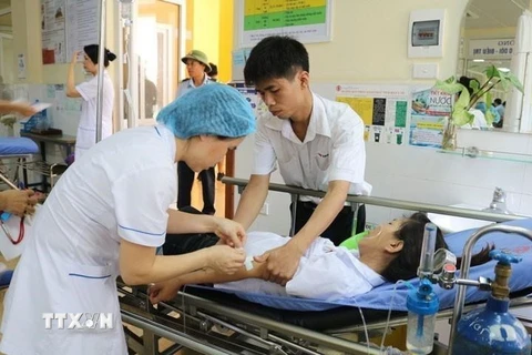 Hơn 50 công nhân vẫn đang được tiếp tục điều trị và theo dõi tình trạng sức khỏe tại Bệnh viện Việt Nam-Thụy Điển. (Ảnh: Trung Nguyên/TTXVN)