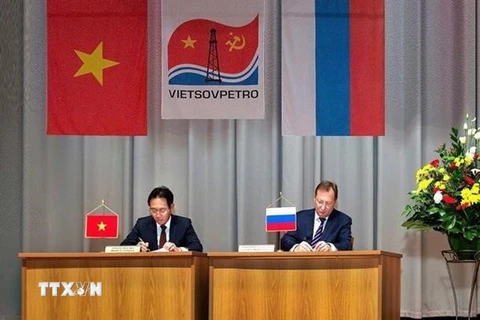 Hai bên ký văn kiện kỳ họp Hội đồng Vietsovpetro lần thứ 49. (Ảnh: Dương Trí/TTXVN)