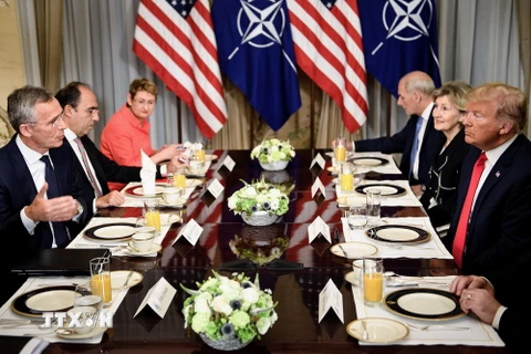Tổng thống Mỹ Donald Trump (phải) và Tổng thư ký NATO Jens Stoltenberg trong cuộc gặp trước thềm hội nghị thượng đỉnh NATO ở Brussels, Bỉ ngày 11/7. (Ảnh: AFP/TTXVN)