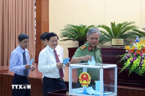 Đại biểu bỏ phiếu bầu chức danh Phó Chủ tịch Ủy ban Nhân dân thành phố Đà Nẵng nhiệm kỳ 2016-2021. (Ảnh: Nguyễn Sơn/TTXVN)