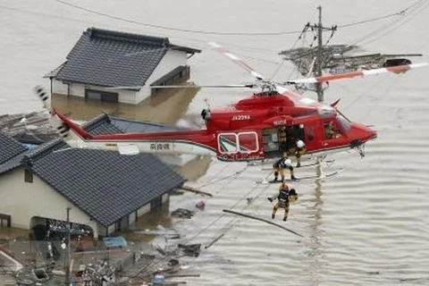 Sơ tán các nạn nhân bị mắc kẹt tại các khu vực ngập lụt nghiêm trọng ở Kurashiki, tỉnh Okayama ngày 7/7 vừa qua. (Ảnh: Kyodo/TTXVN)