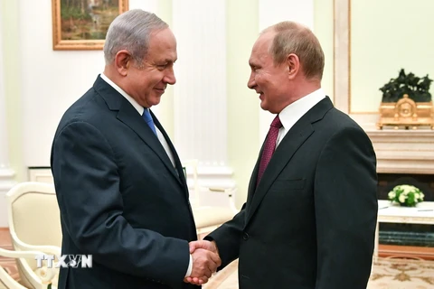 Tổng thống Nga Vladimir Putin (phải) và Thủ tướng Israel Benjamin Netanyahu trong cuộc gặp tại Moskva, Nga ngày 11/7. (Ảnh: AFP/TTXVN)