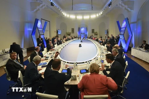 Lãnh đạo các nước thành viên NATO tại buổi ăn tối làm việc trong khuôn khổ Hội nghị thượng đỉnh NATO ở Brussels, Bỉ ngày 11/7. (Ảnh: EPA/TTXVN)