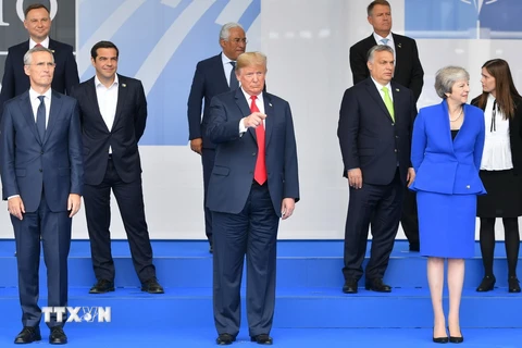 Tổng thư ký NATO Jens Stoltenberg, Tổng thống Mỹ Donald Trump, Thủ tướng Anh Theresa May cùng lãnh đạo các nước thành viên NATO chụp ảnh chung tại hội nghị thượng đỉnh NATO ngày 11/7. (Nguồn: AFP/TTXVN)