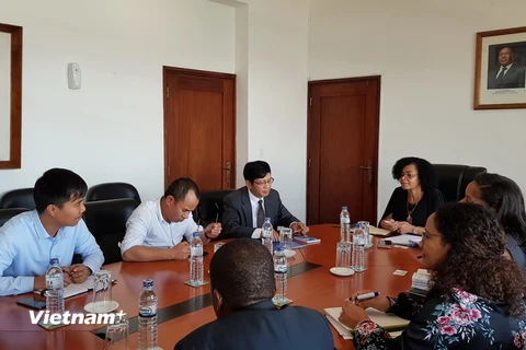Đại sứ Việt Nam tại Mozambique Lê Huy Hoàng và lãnh đạo Công ty Movitel trao đổi với Thứ trưởng Bộ Giao thông và Truyền thông Mozambique Manuela Rebelo. (Ảnh: Lê Đình Lượng/Vietnam+)