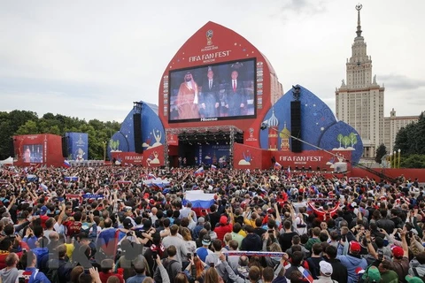 Cổ động viên tại khu Fanzone ở Moskva. (Ảnh: AFP/TTXVN)