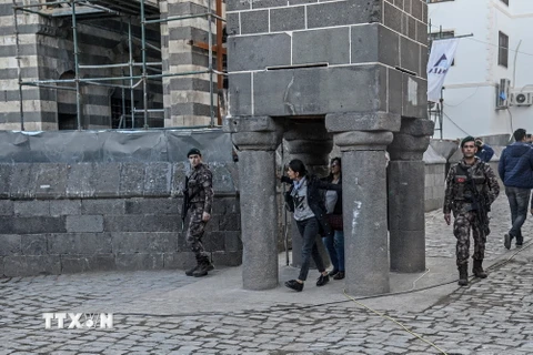 Cảnh sát Thổ Nhĩ Kỳ tuần tra tại tỉnh Diyarbakir. (Nguồn: AFP/TTXVN)