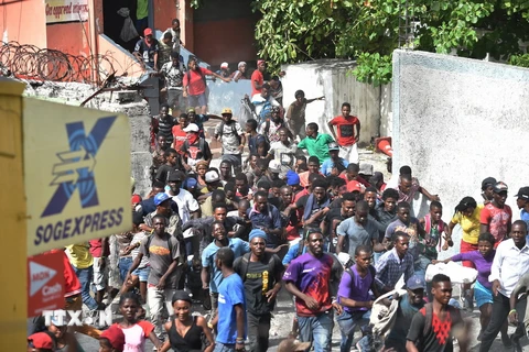 Quang cảnh cuộc biểu tình phản đối tăng giá nhiên liệu tại Delmas, gần Port-au-Prince, Haiti ngày 8/7. (Nguồn: AFP/ TTXVN)