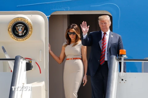Tổng thống Mỹ Donald Trump (phải) và phu nhân Melania Trump (trái) tới sân bay Stansted Airport, Anh ngày 12/7. (Ảnh: AFP/TTXVN)