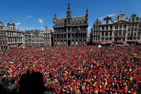 Người hâm mộ chào đón tuyển Bỉ. (Nguồn: The Sun)