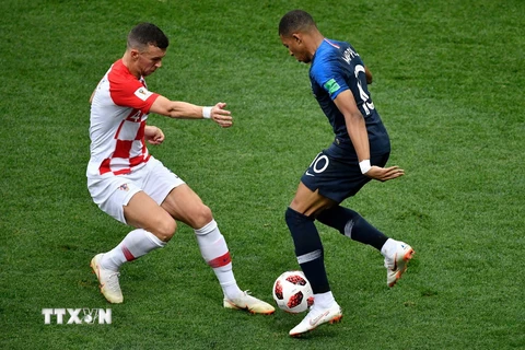 Pha tranh bóng giữa tiền đạo Pháp Kylian Mbappe (phải) với tiền đạo Croatia Ivan Perisic (trái) trong trận chung kết World Cup 2018. (Nguồn: AFP/TTXVN)