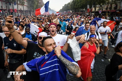 Người dân mừng chiến thắng của đội tuyển Pháp tại World Cup 2018 ở đại lộ Champs Elysées, thủ đô Paris, Pháp ngày 15/7. (Nguồn: AFP/TTXVN)