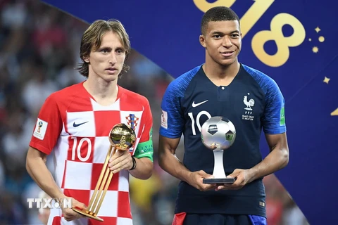 Tiền vệ Luka Modric (trái) của tuyển Croatia đã giành được danh hiệu Quả bóng Vàng còn Kylian Mbappe (phải) của Pháp được trao danh hiệu Cầu thủ trẻ xuất sắc nhất. (Nguồn: AFP/TTXVN)