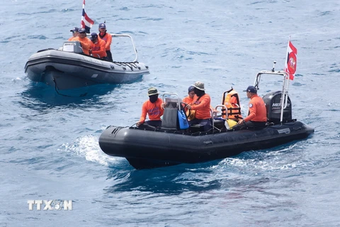Lực lượng cứu hộ tìm kiếm các nạn nhân vụ chìm tàu du lịch Phoenix ở ngoài khơi đảo Phuket, Thái Lan ngày 8/7. (Nguồn: THX/TTXVN)