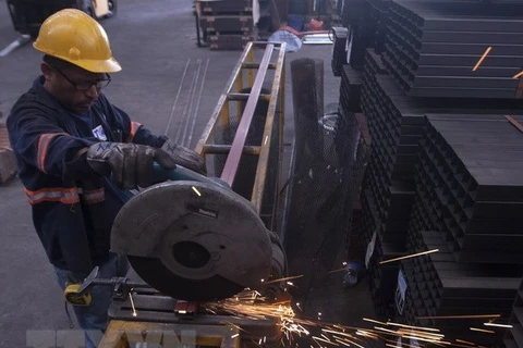 Công nhân làm việc tại một nhà máy luyện thép ở Monterrey, Mexico ngày 31/5. (Nguồn: AFP/TTXVN)