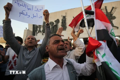 Người biểu tình phản đối chính sách xã hội tại quảng trường Tahrir, thủ đô Baghdad, Iraq ngày 16/7. (Ảnh: AFP/TTXVN)