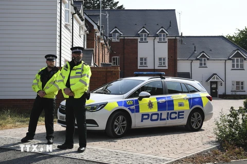 Cảnh sát gác bên ngoài ngôi nhà tại Amesbury ngày 5/7, nơi hai nạn nhân được phát hiện trong tình trạng bất tỉnh do nhiễm chất độc thần kinh Novichok. (Nguồn: AFP/TTXVN)